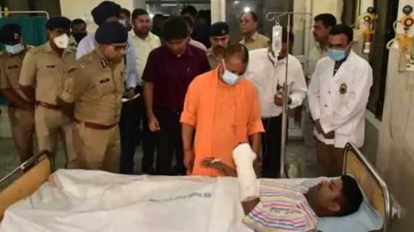 हमलावर को दबोचने वाले जवानों का सीएम योगी ने बढ़ाया हौसला